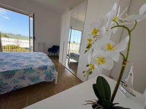 Casa Onda Blu - Lake View Flat, 4 mins from beach with parking!