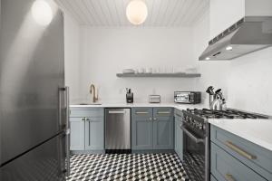 The Adaline #2 - Luxury Hyde Park Apt, Steps to Bayshore