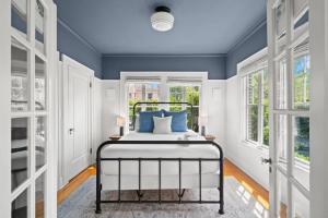 The Adaline Room #6 - Stunning Hyde Park Apartment, 1st Floor, Steps to Bayshore