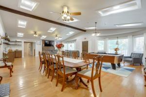 Ideal for Reunions and Retreats Brooks Getaway!