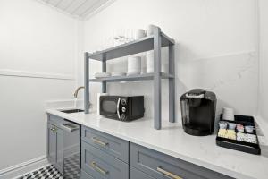 The Adaline #3 - Upscale Hyde Park Apt, First Floor