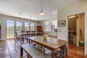 Weeks Hill: 5 br, fireplace, ac, deck, views