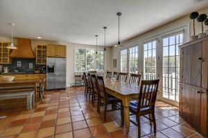 Weeks Hill: 5 br, fireplace, ac, deck, views
