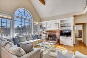 Weeks Hill: 5 br, fireplace, ac, deck, views