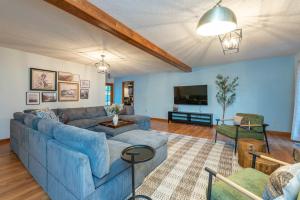 Ash-Villa Thrilla-Sauna-Theater-Putt Putt-Hot Tub