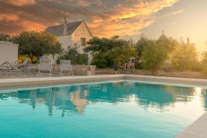 Apulian Trulli Nigri with private swimming pool