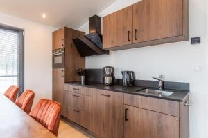 Cozy beach cottage Enkhuizen near the lake