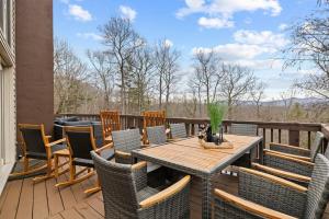 6 Br Sleeps 16 - Game Room - Hot Tub - Firepit