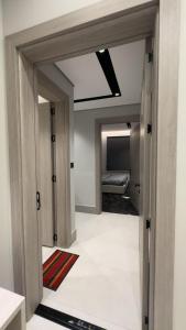 غرفة بسرير مزدوج