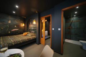 Appartements Under sea jacuzzi privee 5 in du centre vill place de stationnement privee possible : photos des chambres