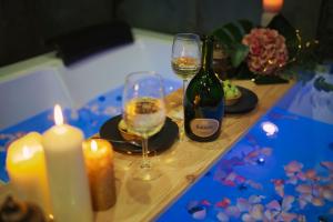 Appartements Under sea jacuzzi privee 5 in du centre vill place de stationnement privee possible : photos des chambres