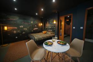 Appartements Under sea jacuzzi privee 5 in du centre vill place de stationnement privee possible : photos des chambres