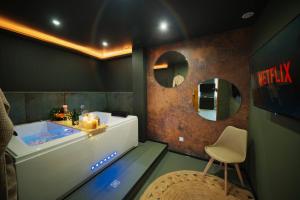 Appartements Under sea jacuzzi privee 5 in du centre vill place de stationnement privee possible : photos des chambres