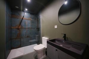 Appartements Under sea jacuzzi privee 5 in du centre vill place de stationnement privee possible : photos des chambres