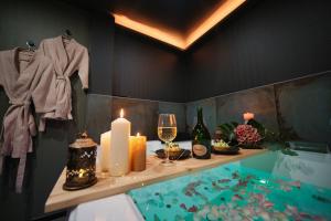 Appartements Under sea jacuzzi privee 5 in du centre vill place de stationnement privee possible : photos des chambres