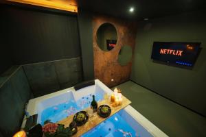 Appartements Under sea jacuzzi privee 5 in du centre vill place de stationnement privee possible : photos des chambres