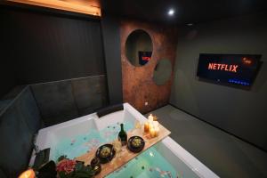 Appartements Under sea jacuzzi privee 5 in du centre vill place de stationnement privee possible : photos des chambres