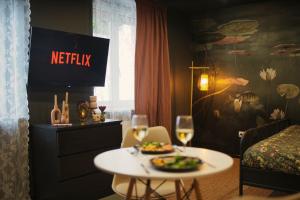 Appartements Under sea jacuzzi privee 5 in du centre vill place de stationnement privee possible : photos des chambres