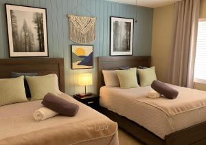 Cozy Condo 4 Miles to Park Entrance with BBQ and Steps to Dining