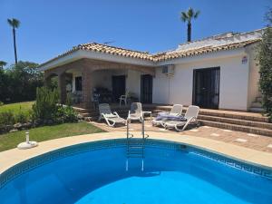 Sea view villa with pool, near beach in Calahonda, Marbella area