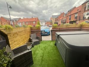 Designer Townhouse with Hot Tub, Balcony and Bronze Sculptures