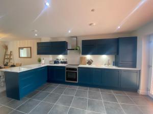 Designer Townhouse with Hot Tub, Balcony and Bronze Sculptures