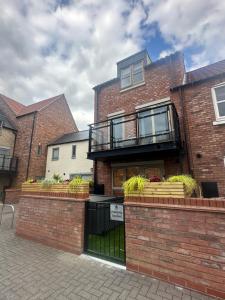 Designer Townhouse with Hot Tub, Balcony and Bronze Sculptures
