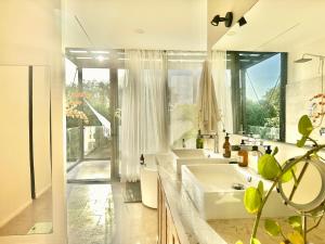 GLASS JUNGLE VILLA with amazing green views -10 min DT