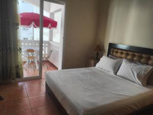 Résidence fermée avec piscine, en face de Ceuta