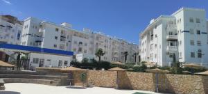 Résidence fermée avec piscine, en face de Ceuta