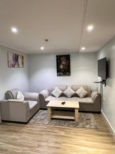 غرفة نوم وصالة