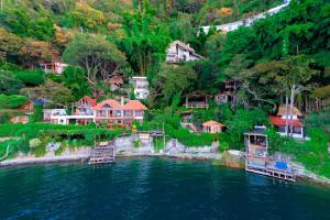 2-story Lakefront castita, beach, kitchen, sauna