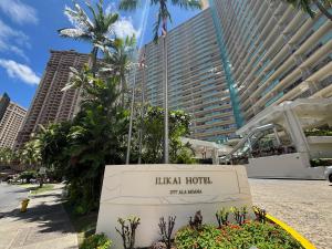 IA1822 Ilikai Apt 1822 Ocean Fireworks view Remodeled 2BR 2BA