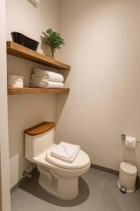 Large studio with working space 100m from 5th Ave