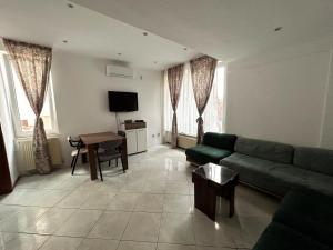 Peaceful apartment with yard and parking