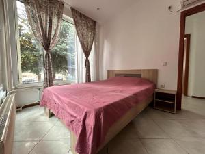 Peaceful apartment with yard and parking