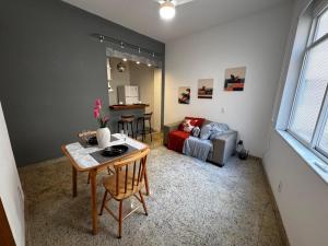 Ao Lado do Aeroporto e VLT no Centro ABM454-72