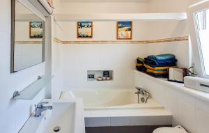 Maisons de vacances Cozy Home In Paimpol With Wifi : photos des chambres