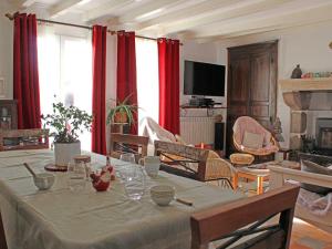Maisons de vacances Gite chaleureux avec jardin, cheminee, velos et equipements eco-responsables a Louroux-de-Beaune - FR-1-489-349 : photos des chambres