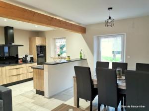 Maisons de vacances Gite de charme a Thiel-sur-Acolin : terrasse, grand terrain, barbecue et equipements modernes - FR-1-489-338 : photos des chambres