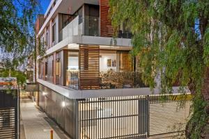 104 Portarlington Esplanade 2 bedroom, 2 bathroom apartment Parking Walk to the beach and shops Elevator access