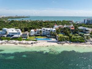 4BR Beachfront Beautiful House w Pool