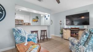 Renovated Condo 4-Min Walk to Beach & Pools