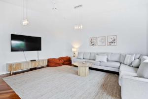 Hillside Hideaway Sleeps 10 Stunning Views