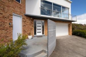 Hillside Hideaway Sleeps 10 Stunning Views