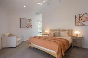 Hillside Hideaway Sleeps 10 Stunning Views