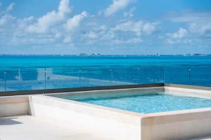 Private Rooftop Honeymoon Suite w Private Jacuzzi