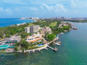 Beautiful Loft with Unique Rooftop & Location!