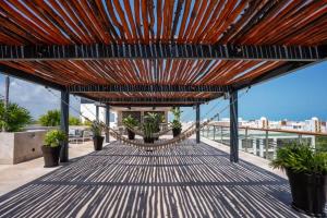 2BR Beach & Marina front Condo w Top Features