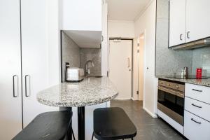 Top Floor Sea Point Studio With Mountain Views